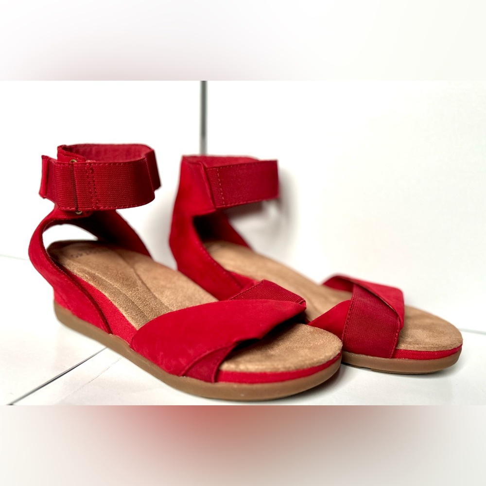 Earth Origins Carolina Wedge Sandal size 6.5 fits closer to a size 7